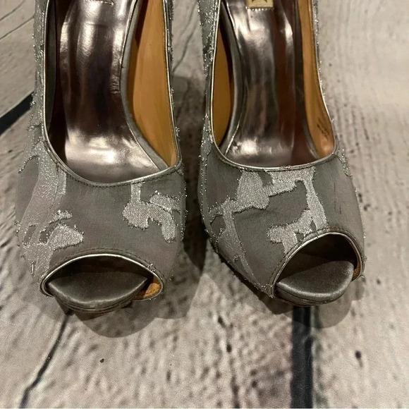 BADGLEY MISCHKA Women’s Grey & Silver Pump Heels size 9M - Picture 8 of 10